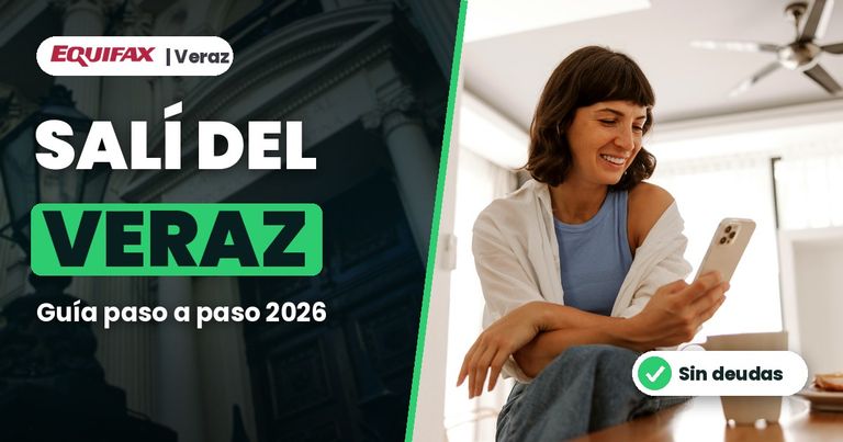 Mujer sonriendo mientras revisa en su celular que salió del Veraz, guía paso a paso 2026